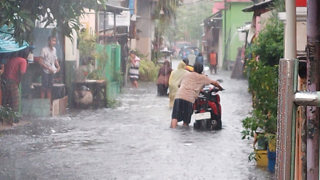 Kondisi Jalan Tambak Wedi Tengah, Minggu (21/12/2025) sore. (Amar)