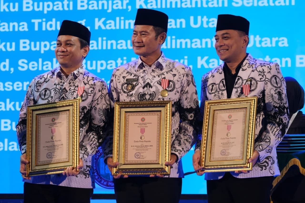 Peduli Kesejahteraan Guru, Wali Kota Eri Terima Penghargaan Dwija Praja Nugraha dari PB PGRI