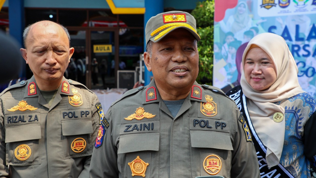 Kepala Satpol PP Kota Surabaya, Achmad Zaini (tengah). (Kominfo Kota Surabaya)