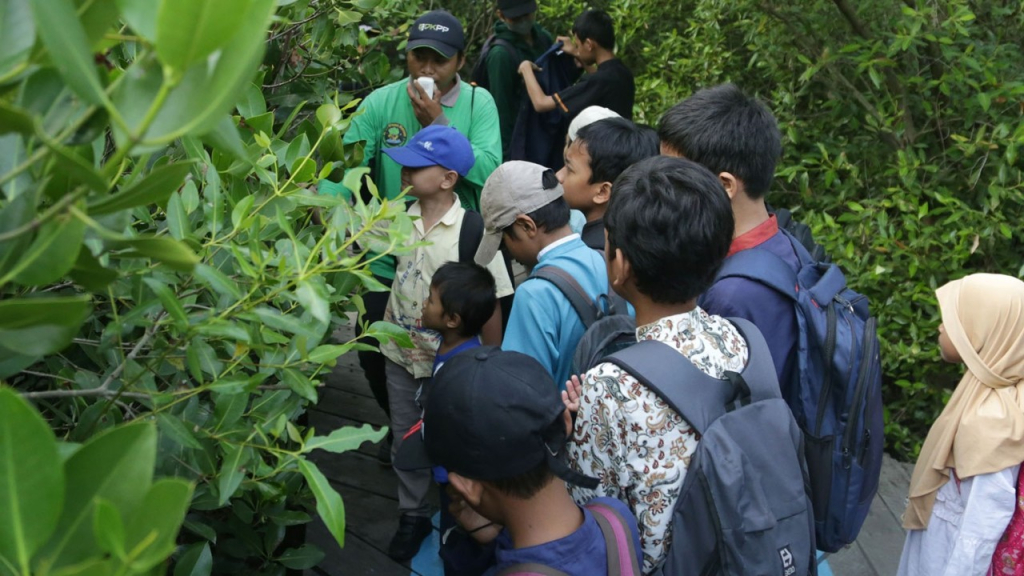 Wisata Kebun Raya Mangrove Surabaya. (Kominfo Surabaya)