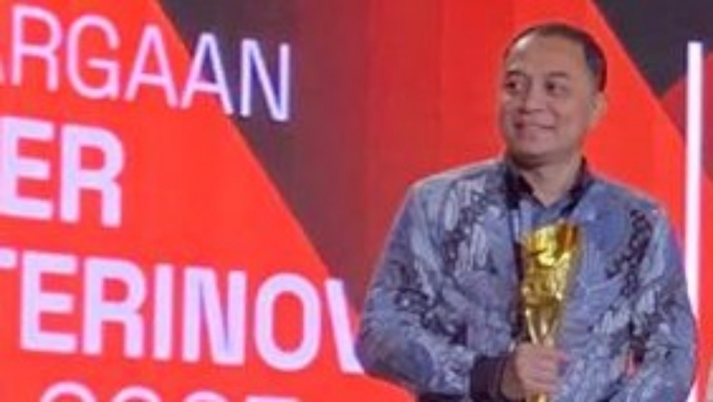 Wali Kota Surabaya Eri Cahyadi saat terima penghargaan IGA 2025. (Kominfo Surabaya)