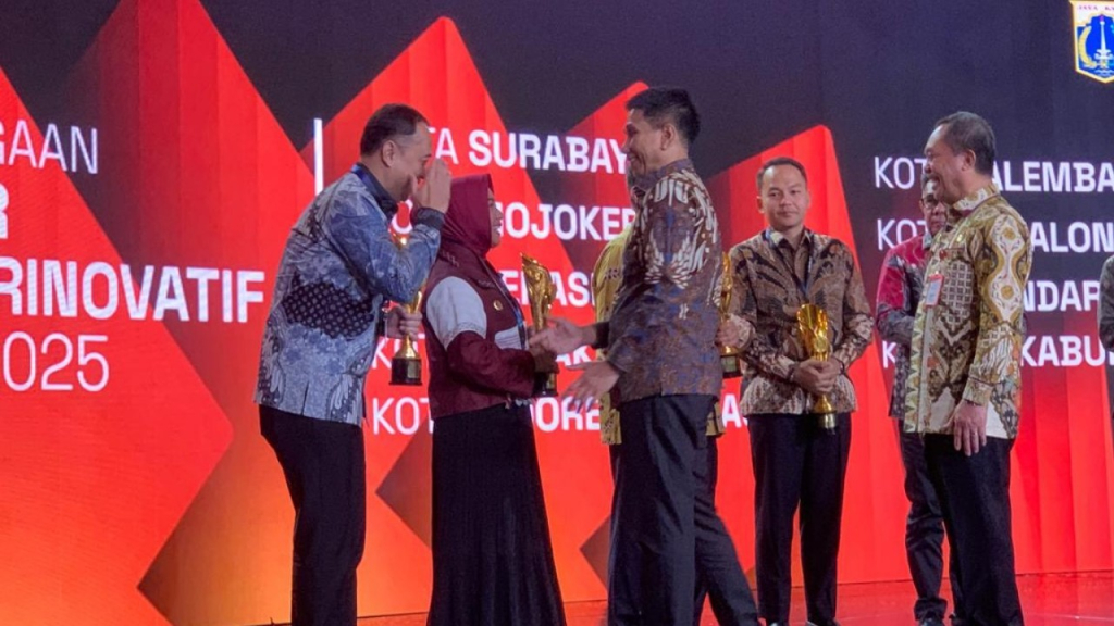Wali Kota Surabaya(paling kiri) sesaat setelah menerima penghargaan. (Kominfo Kota Surabaya)