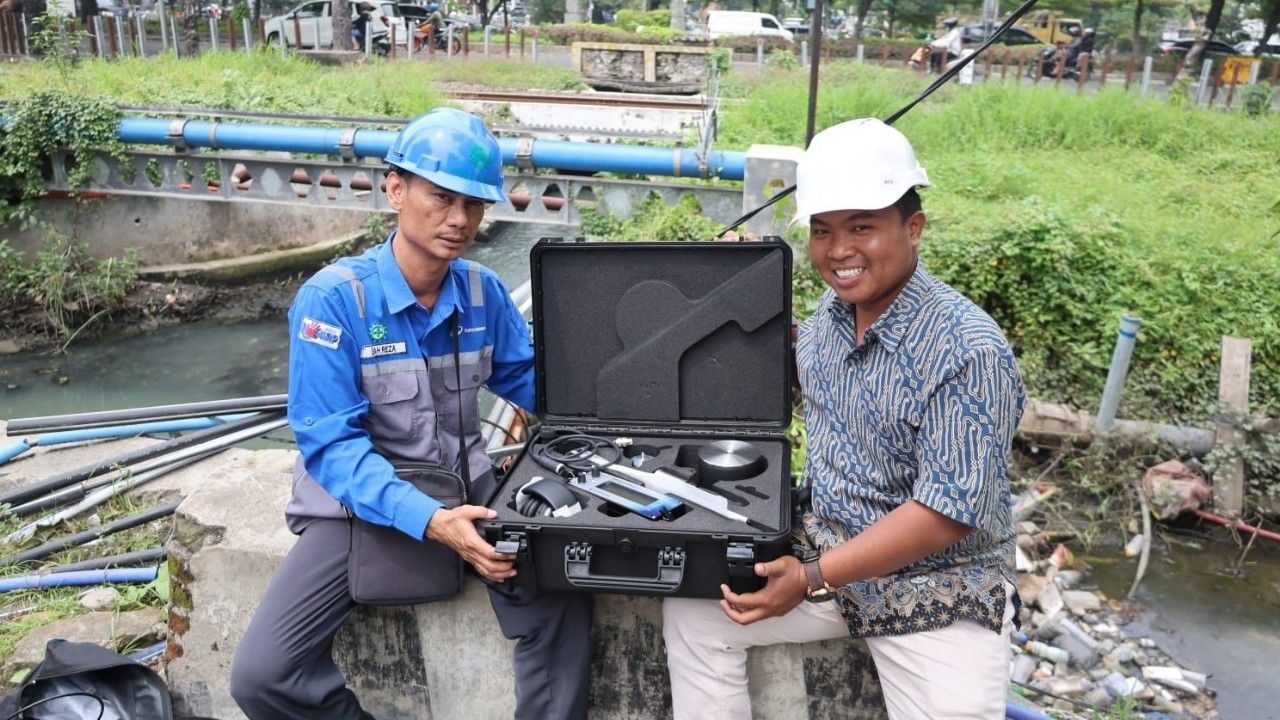 Percepat Penanganan Kebocoran, Perumdam Surya Sembada Uji Alat Deteksi Pipa Bocor Berteknologi Tinggi Asal Jerman