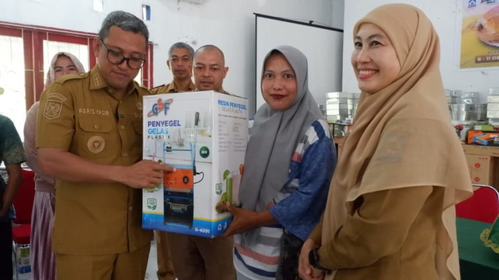 Bupati Jeneponto, Paris Yasir saat menyerahkan bantuan barista kopi. (Humas Kabupaten Jeneponto)