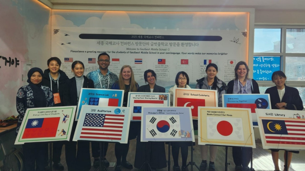 Guru SMPN 22 Surabaya Wakili Indonesia di 4th Internasional Conference on Education 2025 di Korea Selatan