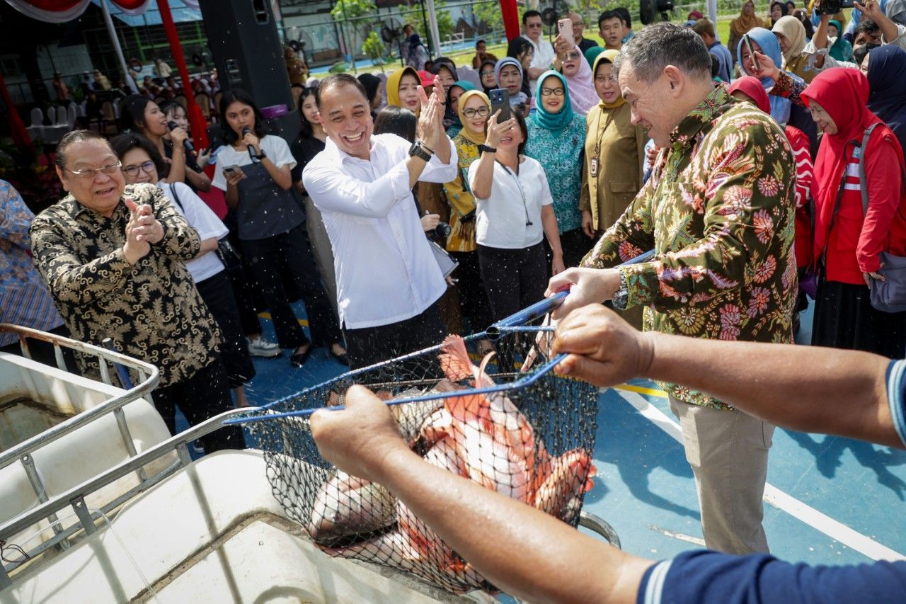 WalikotavEri Cahuadi (tengah) saat menyaksikan langsung panen Nila. (Kominfo Surabaya)