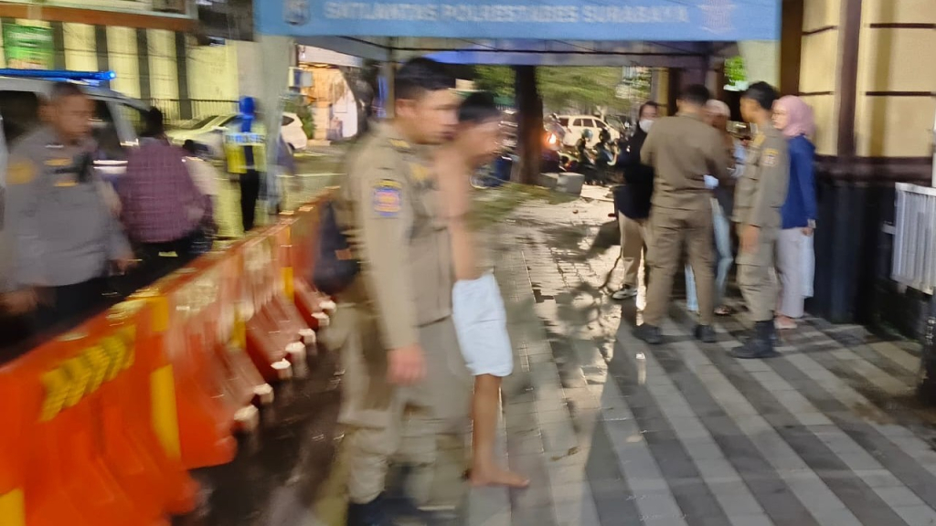 Aksi Sigap Tim Alugoro Satpol PP Kota Surabaya Gagalkan Curanmor di Kawasan Kota Lama