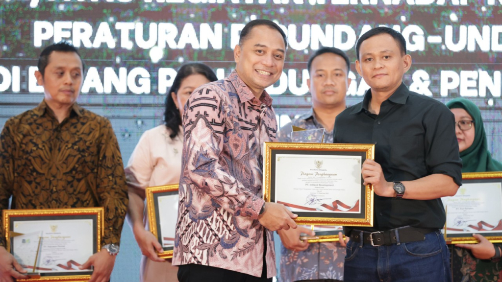 Walikota Eri beri penghargaan kepada 26 pelaku usaha taat lingkungan. (Kominfo Surabaya)