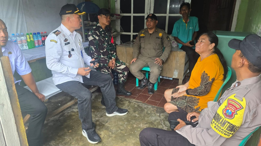 Camat Benowo didampingi petugas lengkap pastikan Warung di Klakahrejo Murni jual makanan. (Kominfo Surabaya)