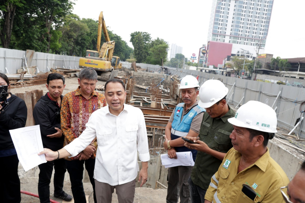Eri Cahyafi saat cek salah satu proyek di Kota Surabaya. (Kominfo Kota Surabaya)
