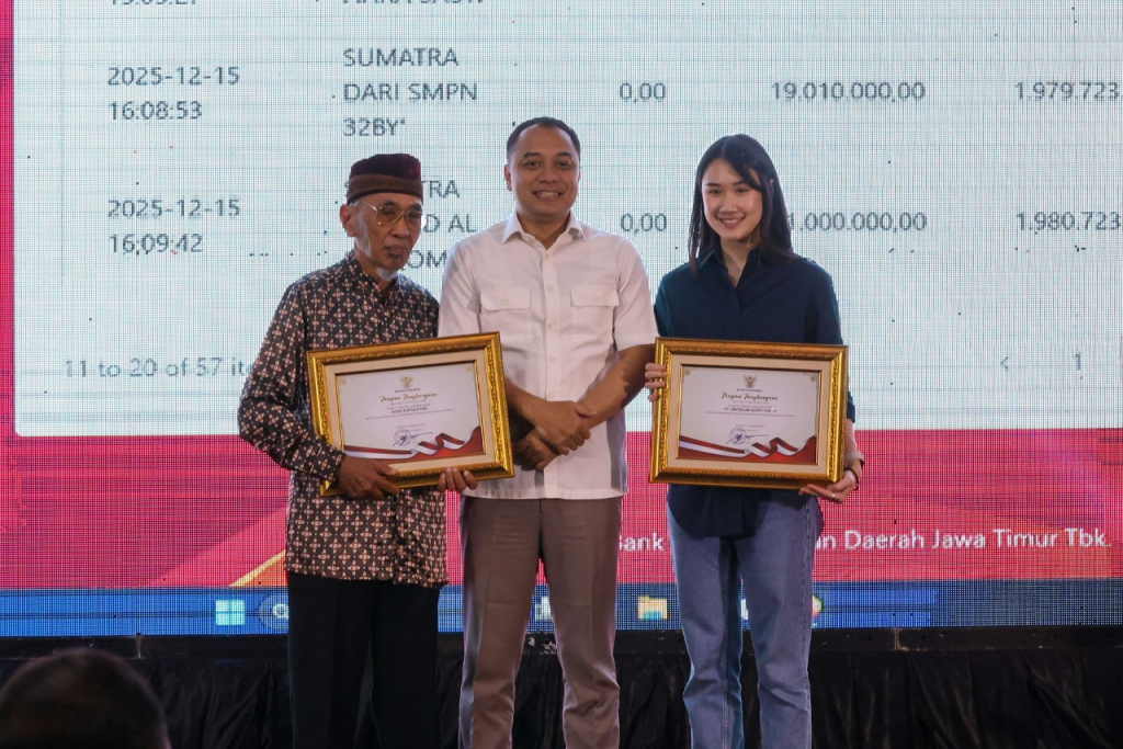 Wali Kota Eri Cahyadi (tengah) dalam Surabaya Charity Night for Sumatra. (Kominfo Surabaya)