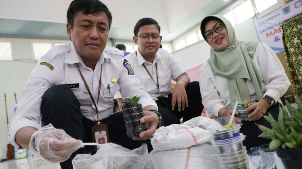 Kepala Badan Perencanaan Pembangunan Daerah, Penelitian, dan Pengembangan (Bappedalitbang) Kota Surabaya, Irvan Wahyudrajat (kiri). (Kominfo Surabaya)