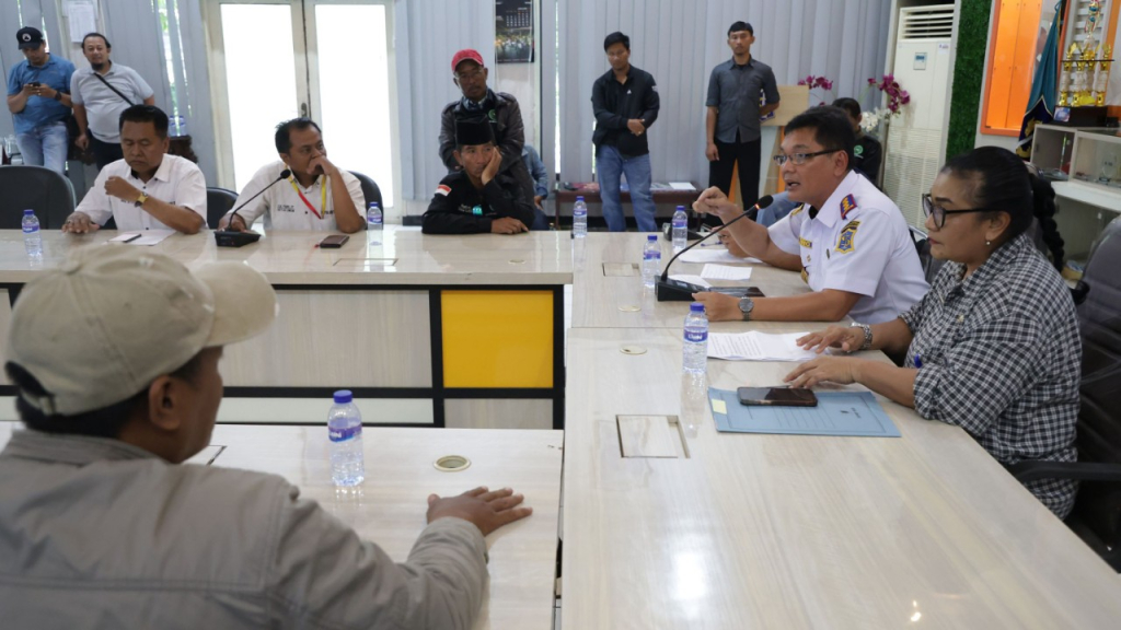 Suasana audiensi Dishub Kota Surabaya dengan Paguyuban Juru Parkir Surabaya. (Kominfo Surabaya)
