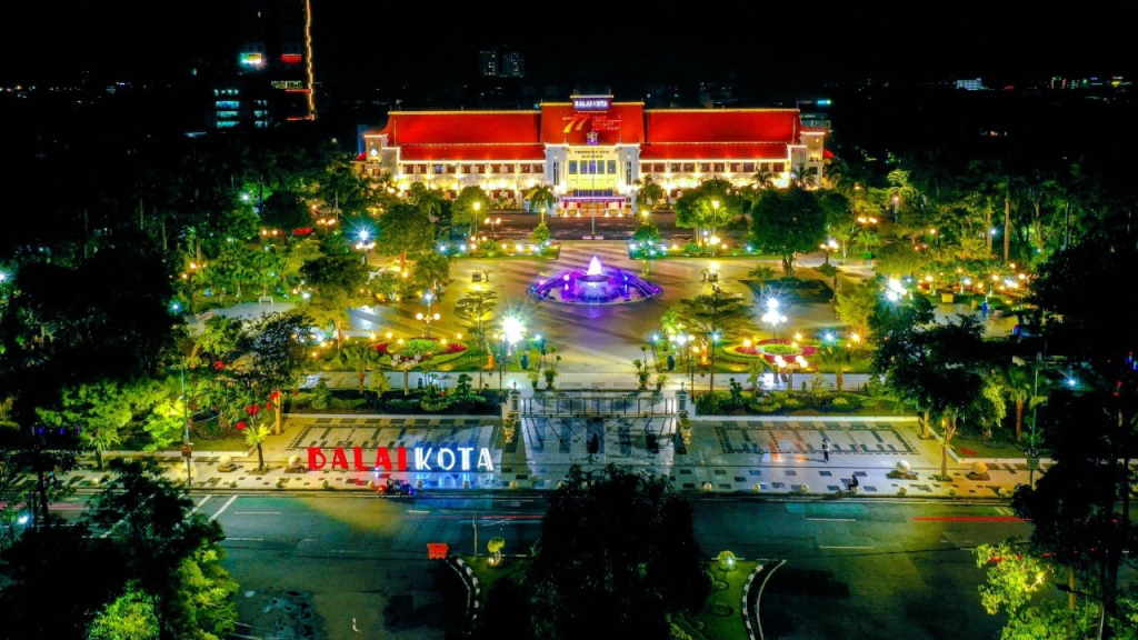 Suasana Balai Kota Surabaya di malam hari (Kominfo Surabaya)
