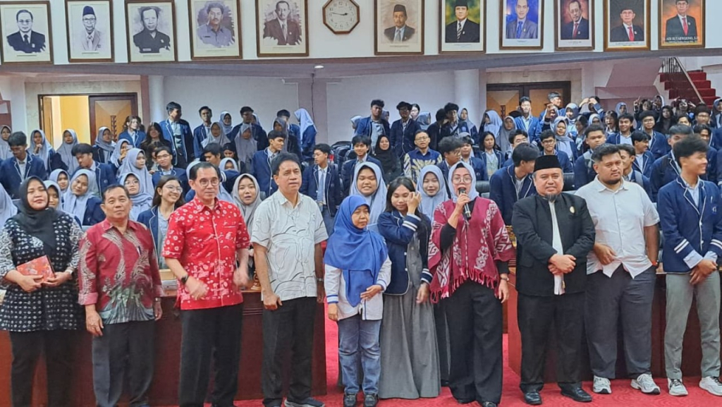 Kohari Mustawan (ketiga dari kanan), Anggota Komisi D DPRD Kota Surabaya saat foto bersama anggota legislatif dan gurubserta siswa SMA Kab School Unesa. (Tim)