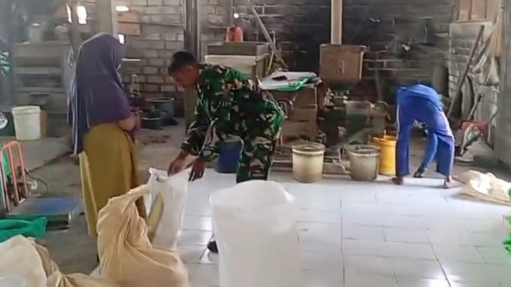 Babinsa Duduksampeyan pantau produksi dan harga gabah. (Pen0817)