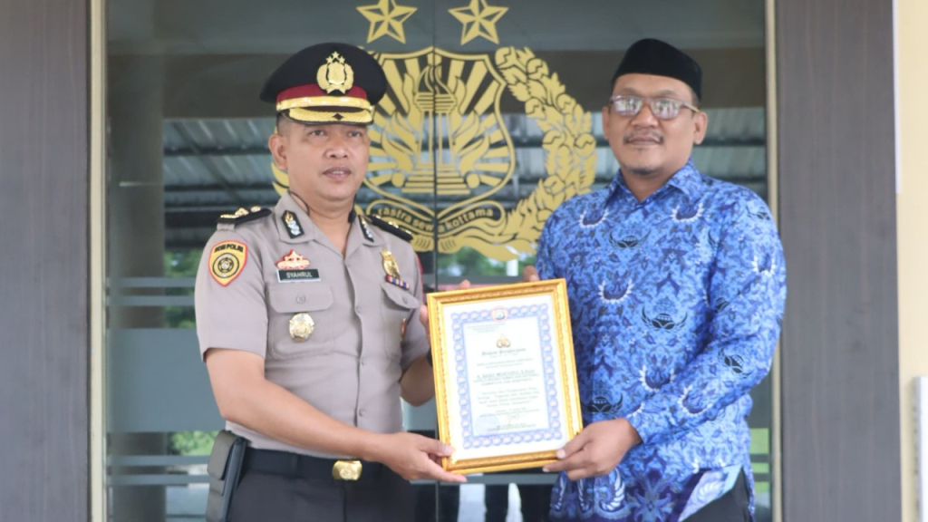 Kabid Humas dan IKP Kominfo Jeneponto Terima Penghargaan dari Kapolres Jeneponto