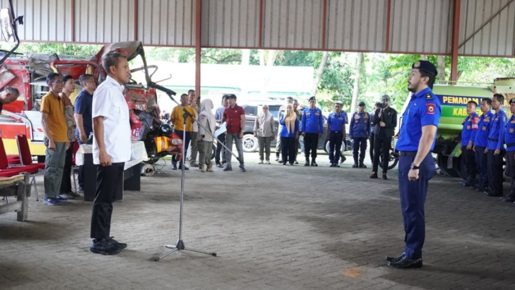 Bupati Paris Yasir saat upacara pelepasan armada Damkar untuk masing-masing wilayah Kecamatan di Kabupaten Jeneponto. (Humas Kabupaten Jeneponto)