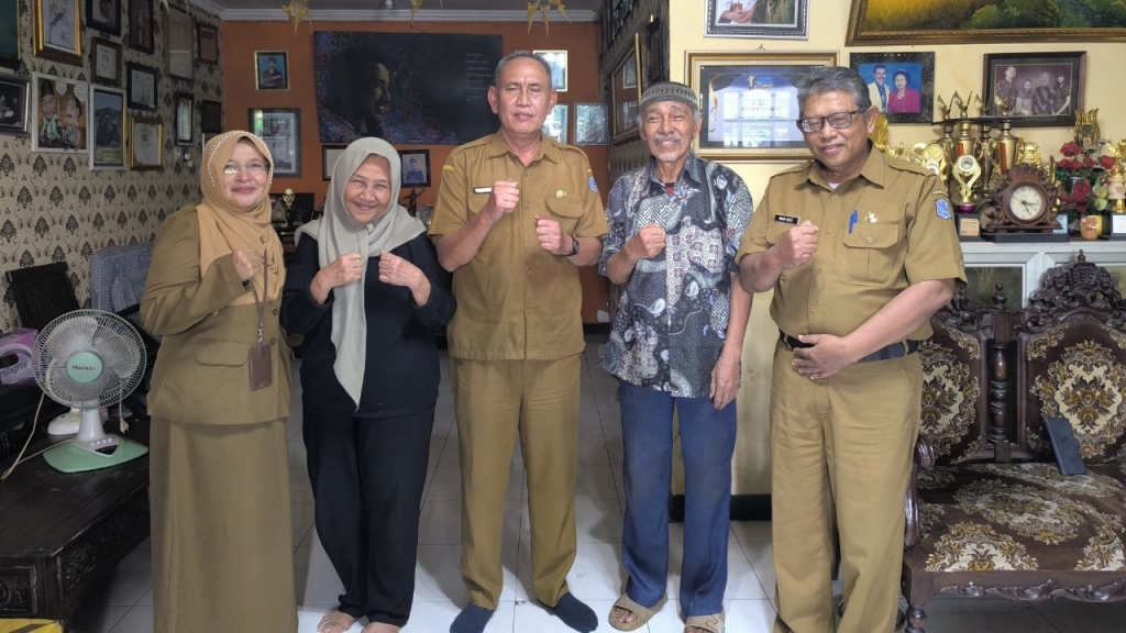 Kepala Dispusip Surabaya, Yusuf Masruh, hadir langsung dalam pertemuan yang berlangsung hangat bersama Cak Kartolo dan sang istri, Ning Tini, yang juga dikenal sebagai pelaku seni ludruk. (Kominfo sby