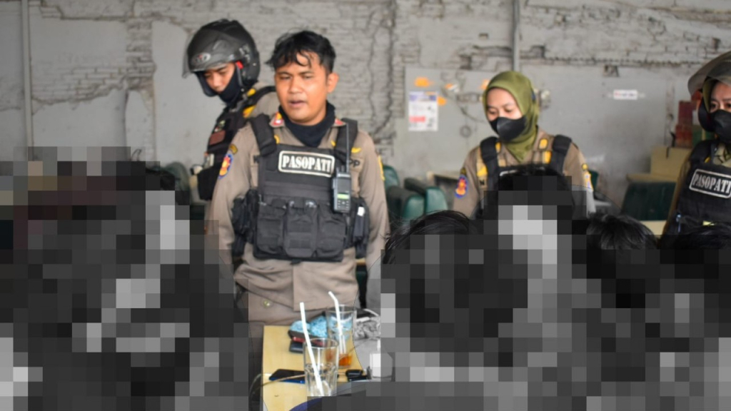 Kegiatan Satpol PP Surabaya saat mengamankan pelajar nongkrong di jam pelajaran (Kominfo Kota Surabaya)