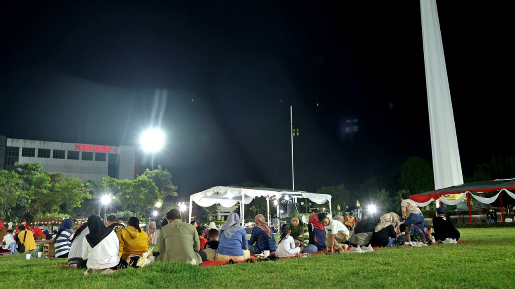 Ngabuburit di Tugu Pahlawan (Kominfo Surabaya)