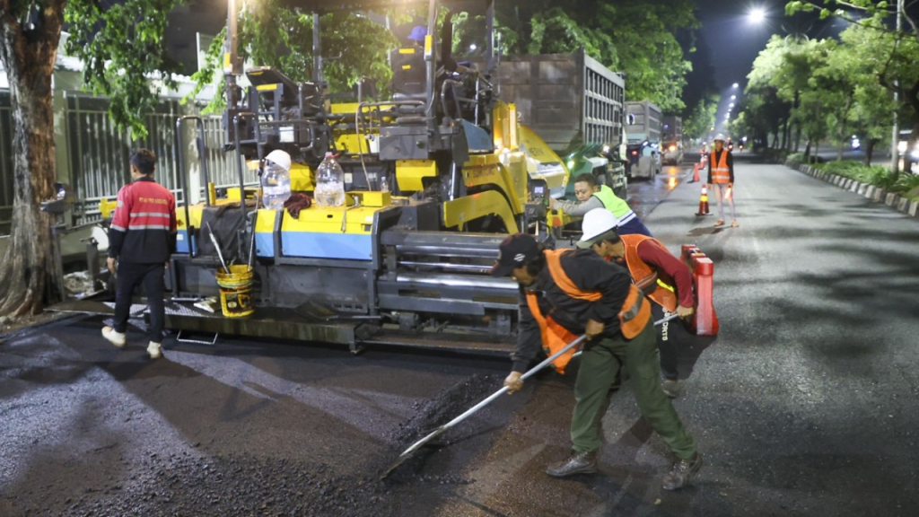 Pengaspalan jalan di beberapa titik langganan genangan di Kota Surabaya. (Kominfo Surabaya)