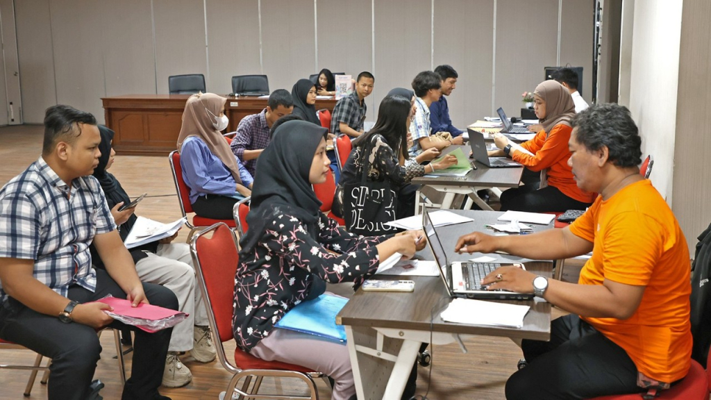 Proses pendataan beasiswa pemuda tangguh Surabaya. (Kominfo Surabaya)