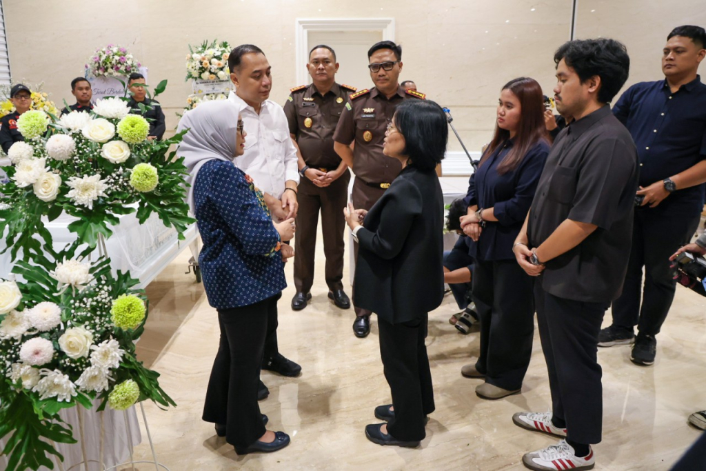 Wali Kota Eri saat berbincang dengan keluarga mendiang Ketua DPRD Surabaya. (KOMINFO SURABAYA)