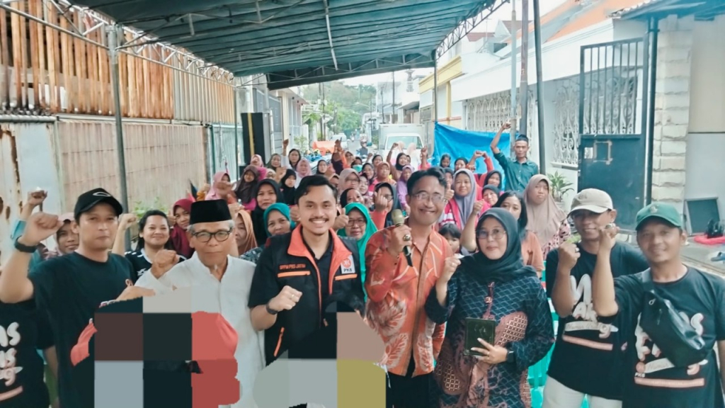 Faris Abidin, Anggota DPRD Kota Surabaya dari Fraksi PKS (ketiga dari kiri). (Tim)