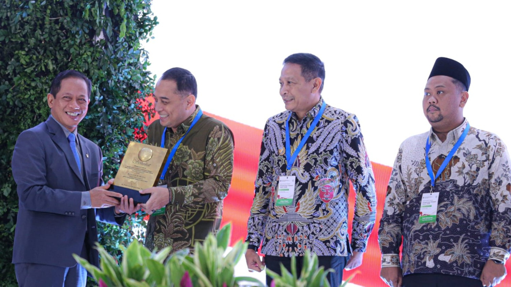 Wali Kota Surabaya, Eri Cahyadi saat menerima predikat terbaik dalam pengelolaan sampah se-Indonesia 2025. (Kominfo Surabaya)