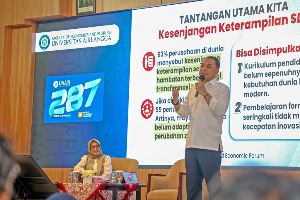 Wali Kota Eri saat memberikan kuliah umumbdi FEB Unair. (Kominfo Surabaya)