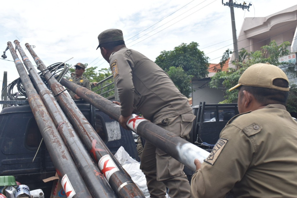 Satpol PP Surabaya Sasar Tiga Ruas Jalan Tertibkan 45 Tiang Fiber Optik Tak Berizin
