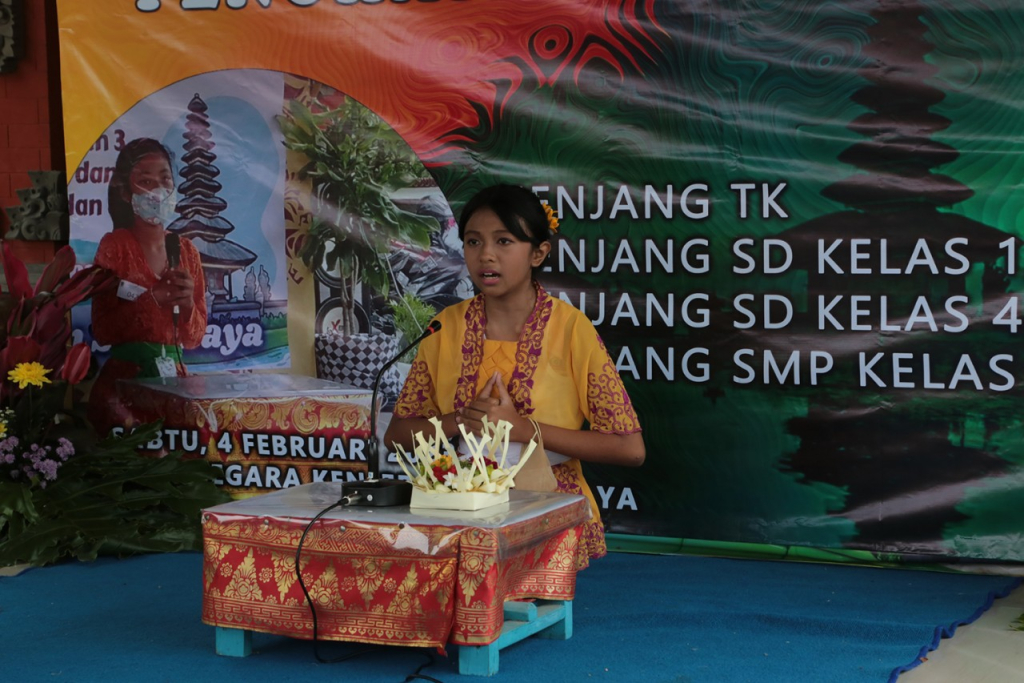 Penhhafal Kitab Weda Hindu (Kominfo Surabaya)