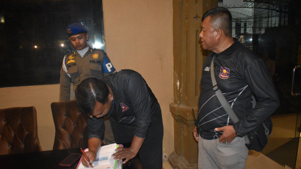 Satpol PP Surabaya saat laksanakan pengawasan di salah satu RHU. (Kominfo Surabaya)