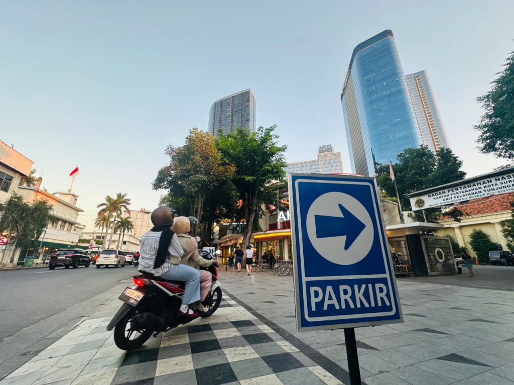 Dishub Sirabaya Tertibkan Parkir di Kawasan Peetokoan