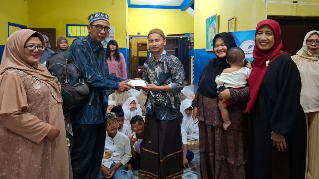 Komunitas Guru Penulis Sidoarjo (KGPS) Marhaban Berbagi Merenda Kasih Bersama Anak Panti Asuhan