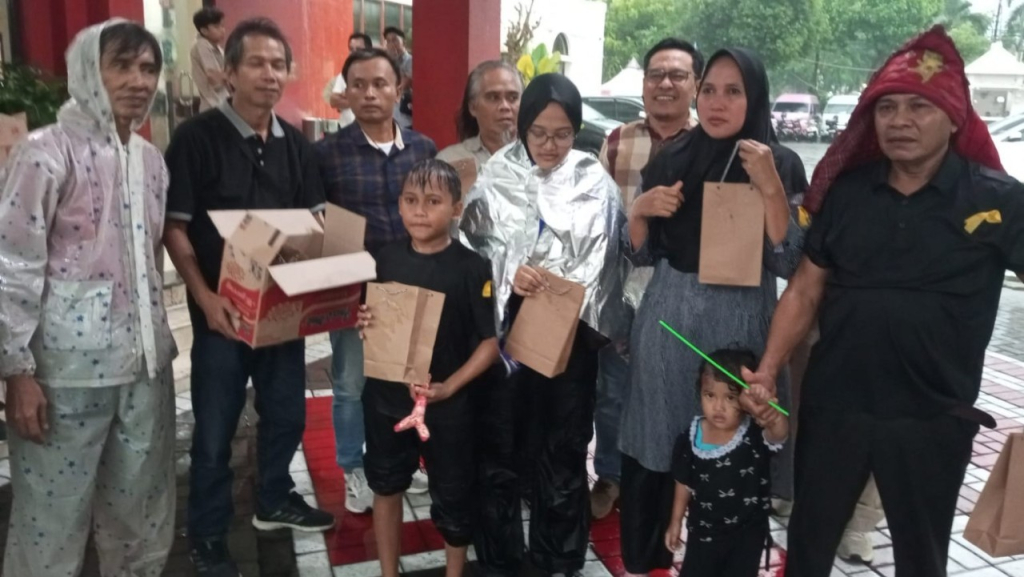 Jurnalis Dewan Surabaya berbagi Ratusan takjil bersama Wakil Ketua DPRD Kota Surabaya, Arif Fathoni. (Tim)
