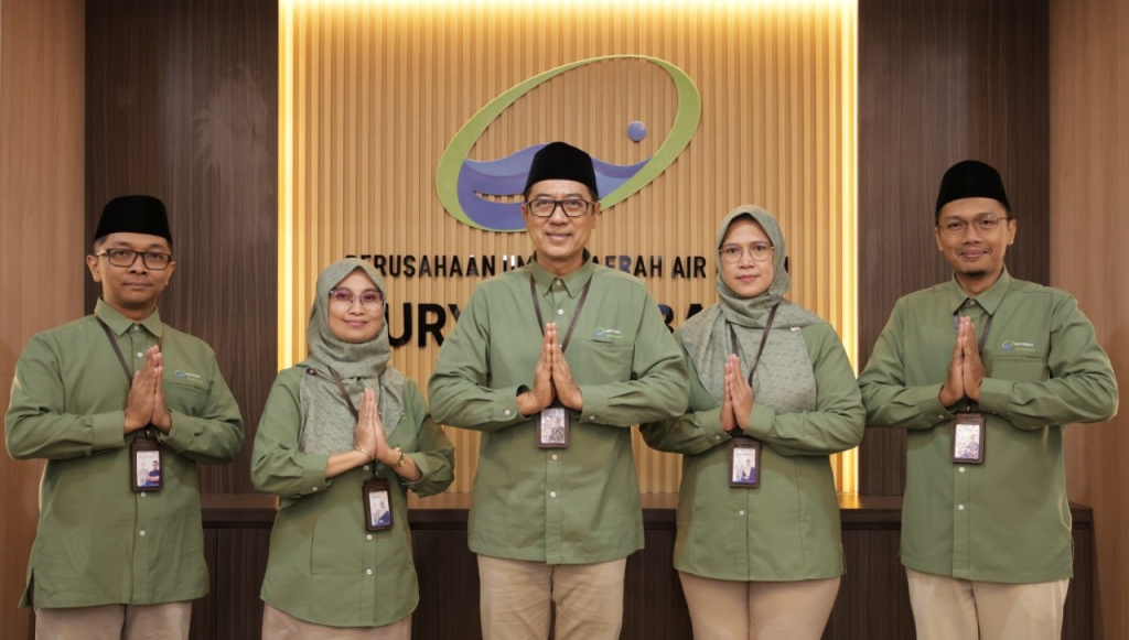 Achmad Prihadi, Plt Direktur Utama Perumda Air Minum Surya Sembada (tengah) bersama jajaran. (Humas PAM Surya Sembada Surabaya)
