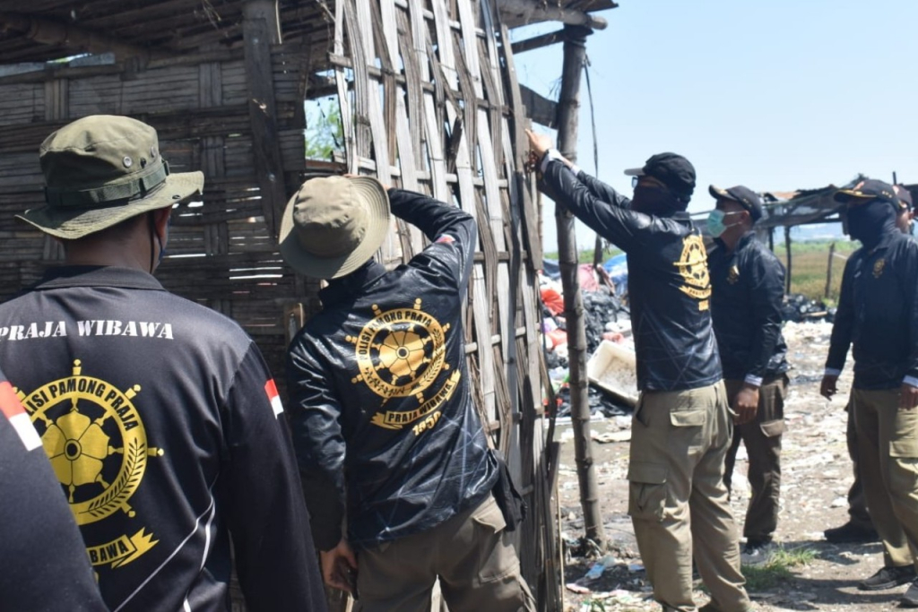 Pembongkaran salah satu gudang ilegal di Benowo. (Kominfo Surabaya)