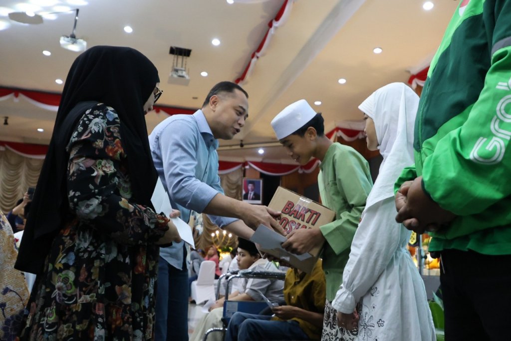 Wali Kota Eri Cahyadi saat membagikan santunan kepada anak yatim (Kominfo Surabaya)