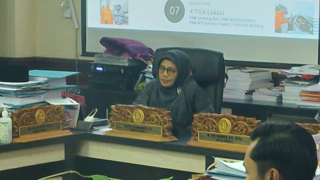 Aning Rahmawati, Wakil Ketua Komisi C DPRD Kota Surabaya saat sampaikan masukan terkait transparansi parkir. (Amar)