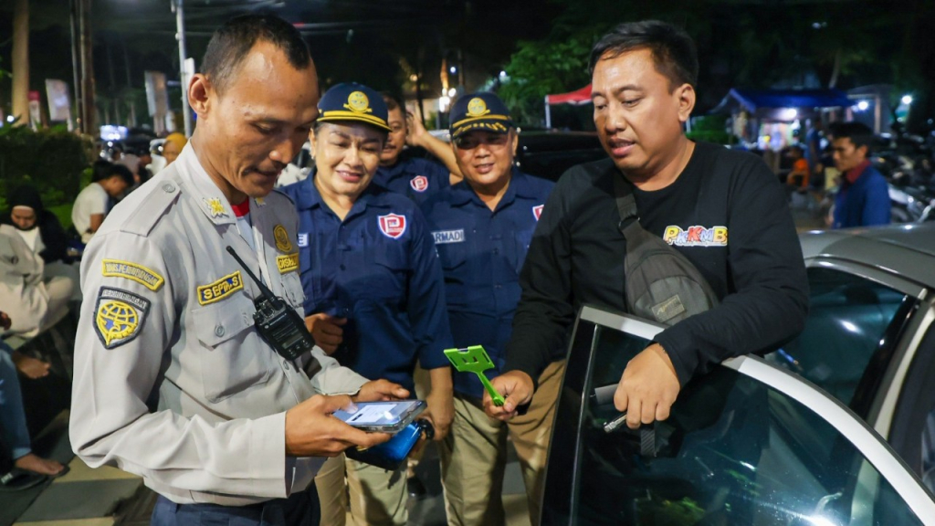 Sosialisasi dan edukasi parkir digital oleh petugas Dishub Surabaya. (Kominfo Surabaya)