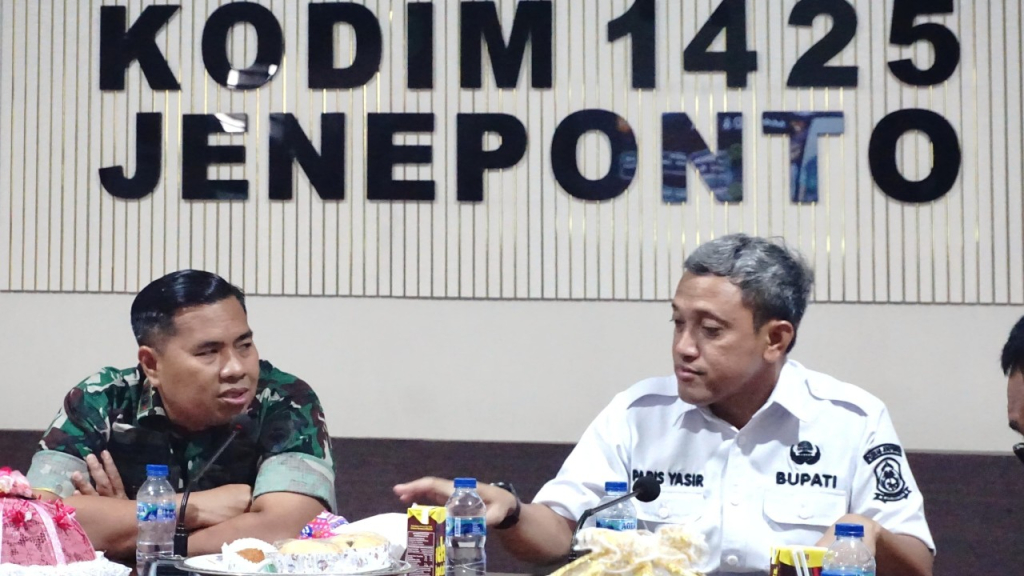 Bupati Jeneponto, Paris Yasir (kanan). (Humas Kabupaten Jeneponto)