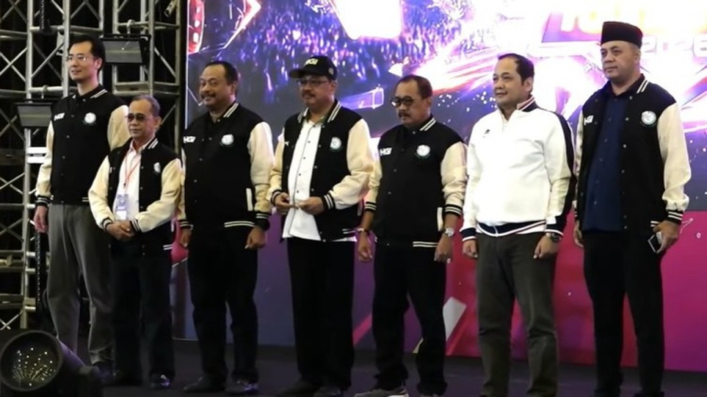 Jajaran penyelenggara Domino Tournament 2026, tamoak Wakil Walo Kota Surabaya, Armuji (ketiga dari kanan). (Tim)