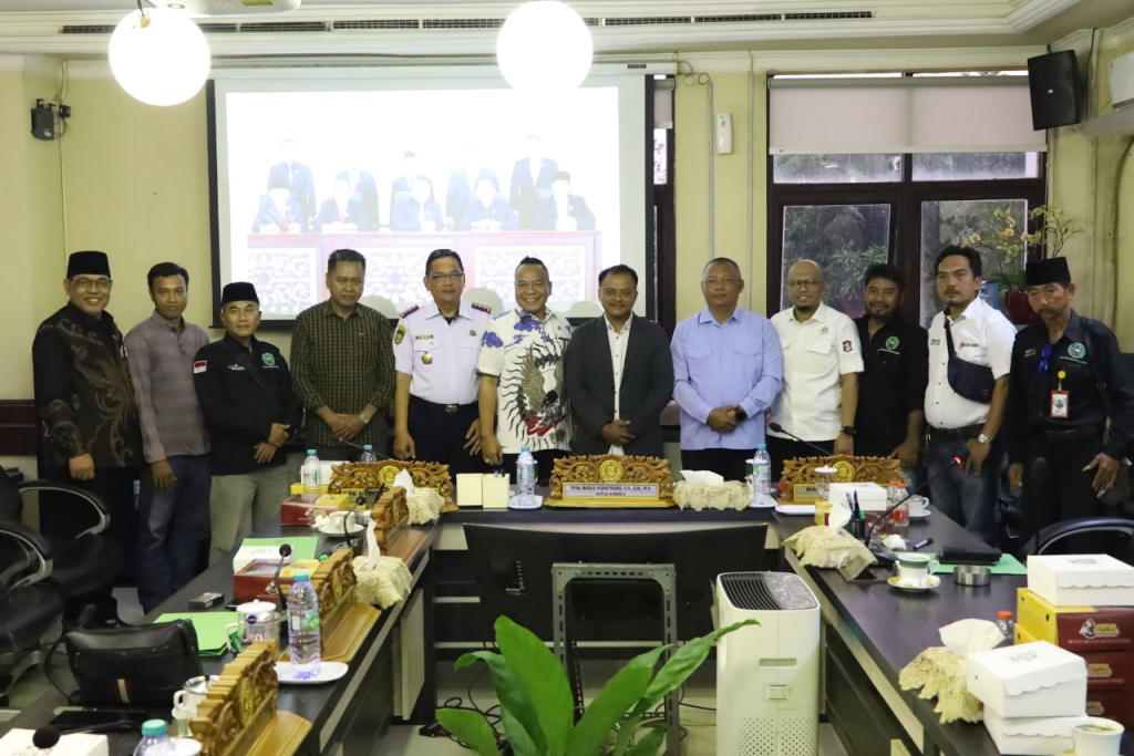Ketua Komisi A DPRD Surabaya Yona Bagus Widyatmoko ((keenam dari kiri) usai hearing, Ketua PJS, Izul Fikri (ketujuh dari kiri). (Tim)