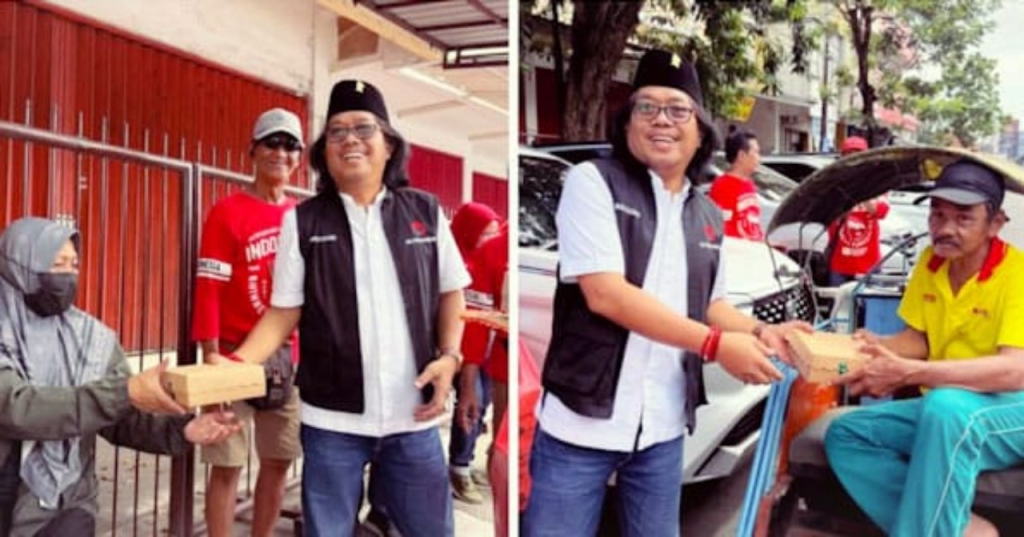 Buleks saat bagikan langsung nasi kotak kepada warga. (Tim )