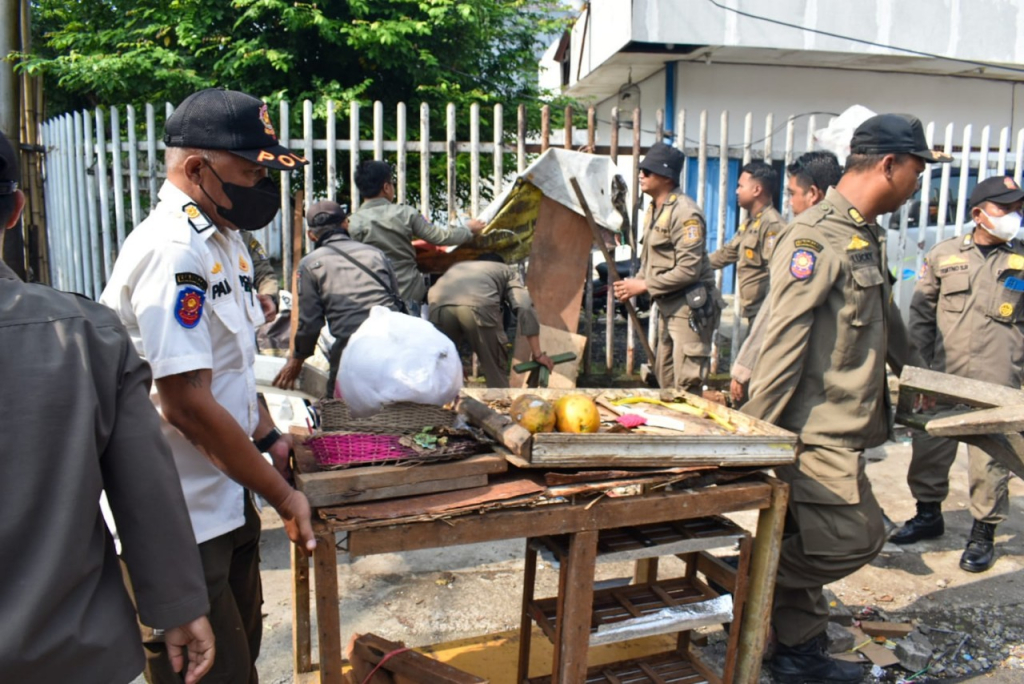 Pemkot Surabaya Bongkar Lapak PKL di Atas Saluran Manukan