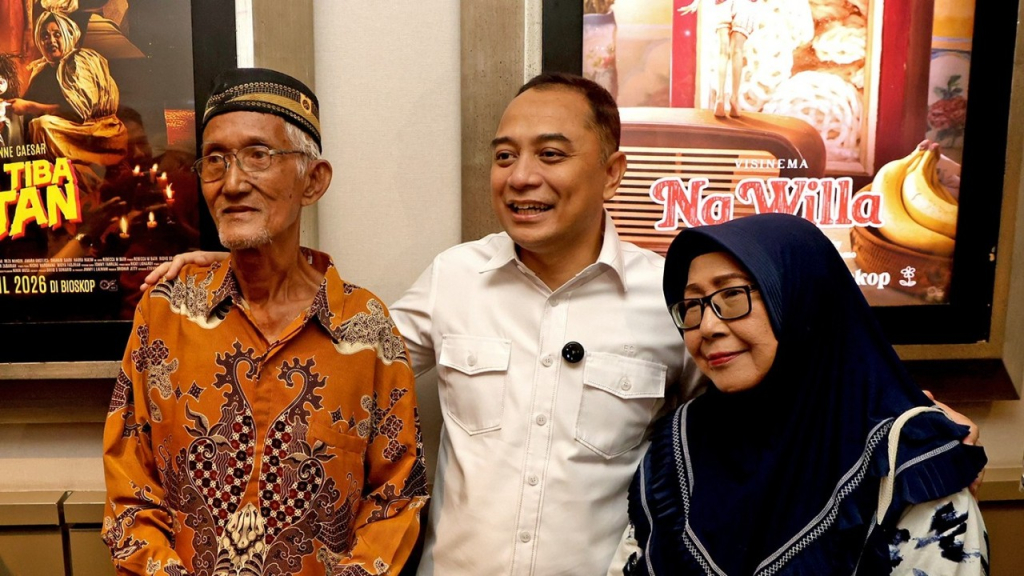Wali Kota Eri Cahyadi saat foto bersama karakter nyata dalam film Nasional William, (Kominfo Kota Surabaya)