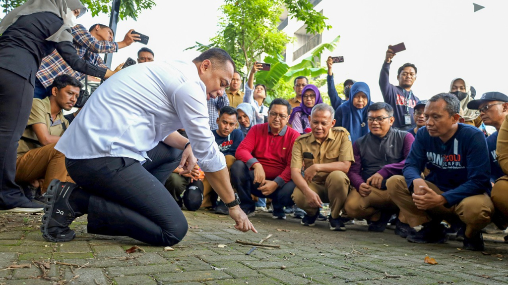 Wali Kota Eri saat uraikan skema perubahan penanganan banjir di tiga kecamatan. (Kominfo Surabaya)