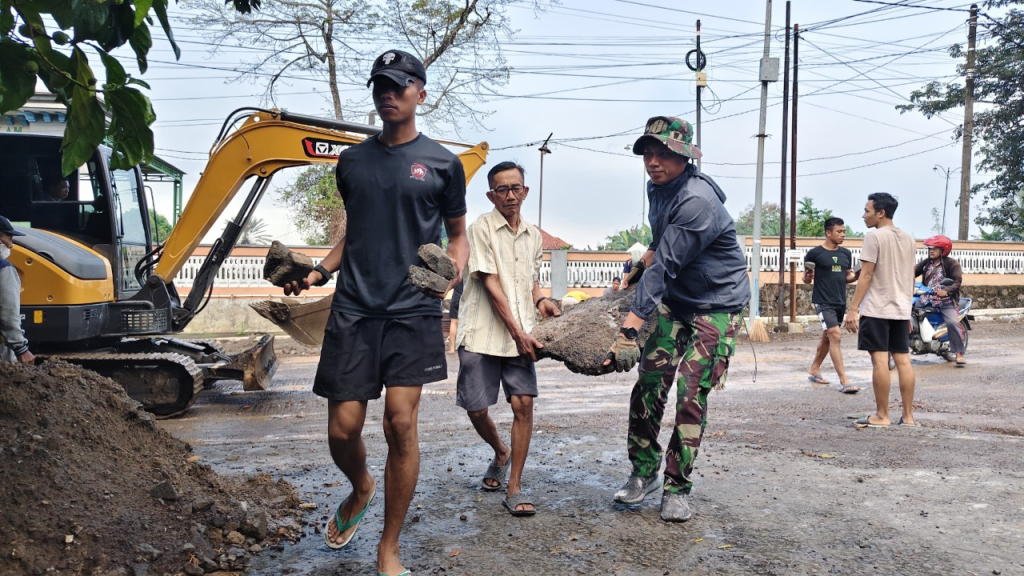 Pengaspalan Jalan TMMD 128 Gresik. (Korem 084/BJ)